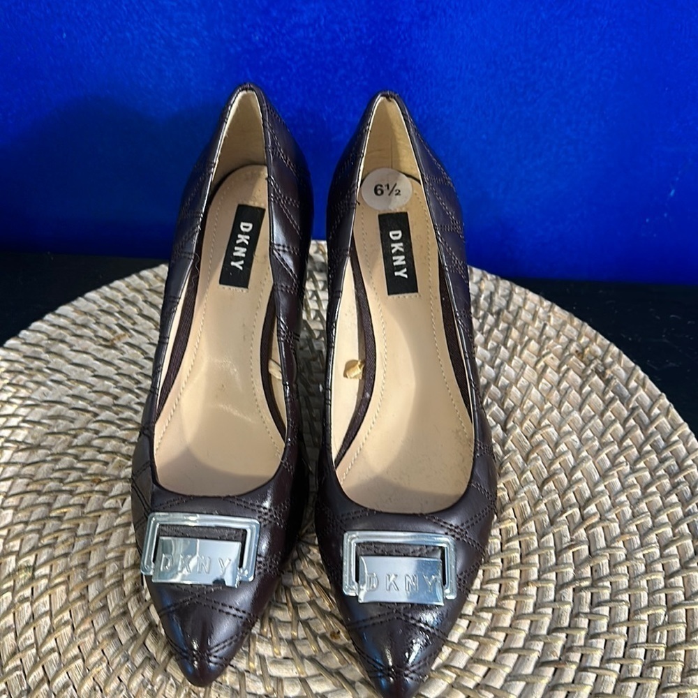 NWOT Women’s DKNY quilted brown pumps with silver plate logo